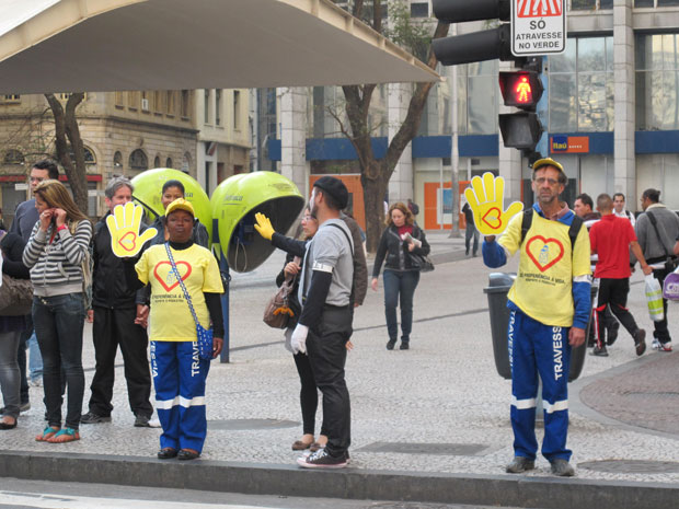 Mímicos orientam pedestres em cruzamento no Centro de SP (Foto: Juliana Cardilli/G1)