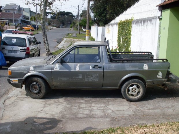 O veículo ano 1994 foi encontrado no bairro Bacacheri, em Curitiba. (Foto: Divulgação/Polícia Militar)