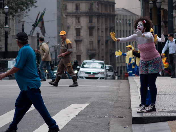 Artista alerta pedestres no Centro de São Paulo (Foto: Gustavo Rampini/AE)