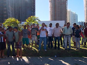 Obra é interditada e operários protestam após 9 mortes na Bahia (Foto: Reprodução/ TV BA)