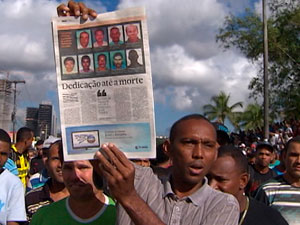 Obra é interditada e operários protestam após 9 mortes na Bahia (Foto: Reprodução/ TVBA)