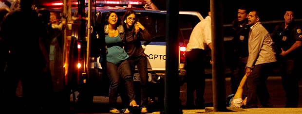 Passageira é ferida durante sequestro de ônibus no Centro do Rio (Foto: Marcelo Carnaval / Agência O Globo)