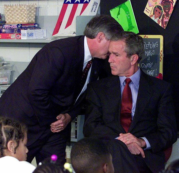 Registro do momento exato em que o então presidente George W. Bush foi informado do segudno avião que atingiu o WTC (Foto: Doug Mills/AP)