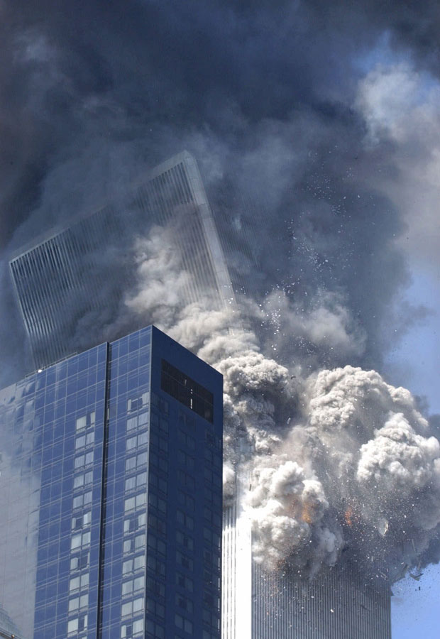 Imagem capta o início do desabamento de uma das torres do WTC (Foto: Amy Sancetta/AP )