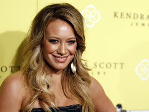A atriz Hilary Duff participou da abertura de uma joalheria em Beverly Hills, nesta quarta-feira (10) (Foto: AP)