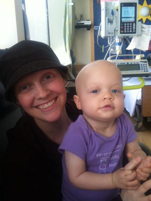 Mãe e filha, ambas com câncer, enfrentam a doença. (Foto: Arquivo pessoal / via BBC)