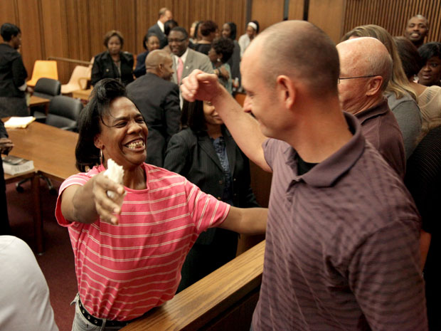 Gladys Wade, uma das vítimas de Sowell que sobreviveu ao ataque, abraça um jurado após o anúncio da sentença de morte na corte de Cleveland (Foto: Marvin Fong/AP)