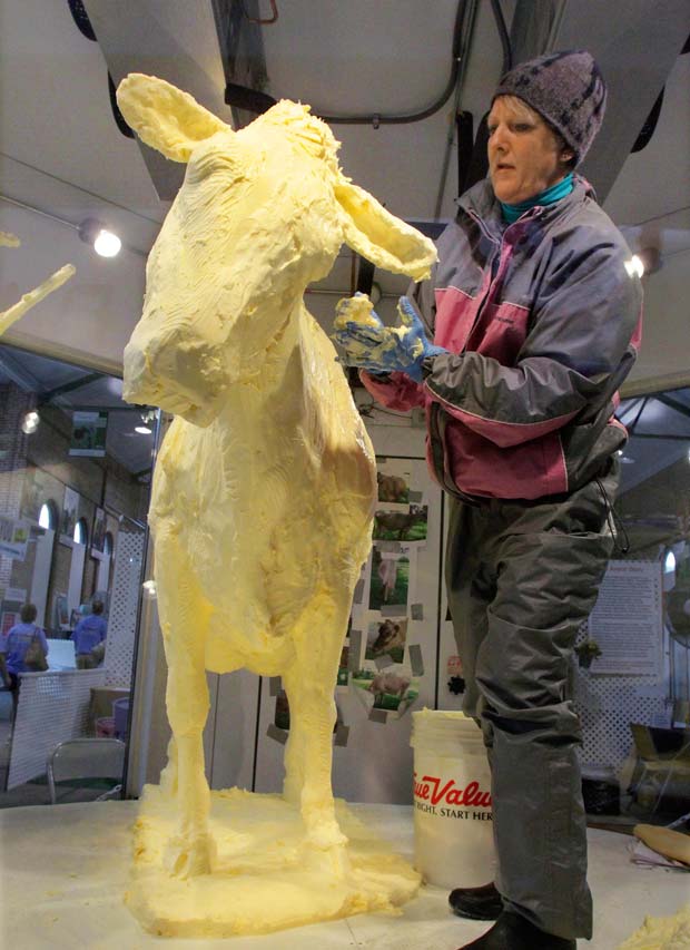 Sharon BuMann usou mais de 360 quilos de manteiga para fazer escultura de vaca. (Foto: Seth Perlman/AP)