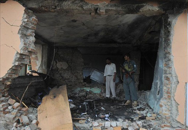 Homens investigam local onde carro-bomba explodiu (Foto: Massoud Hossaini/AFP)