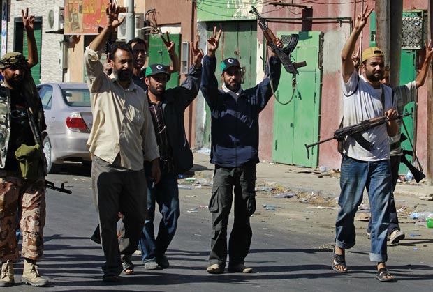 Rebeldes líbios comemoram controle da cidade de Zawiyah, a cerca de 50 km da capital, Trípoli (Foto: Bob Strong / Reuters)