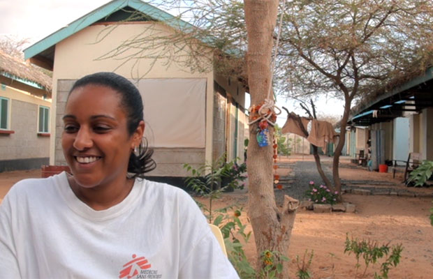 Luana, em frente à sua casa tempoirária, no acampamento dos Médicos Sem Fronteiras, em Dadaab (Foto: Giovana Sanchez/G1)