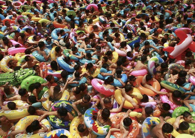 Chineses lotaram no domingo (14) uma piscina de água salgada, conhecida como ‘Mar morto da China’, no candado de Daying,na província de Sichuan. (Foto: AP)