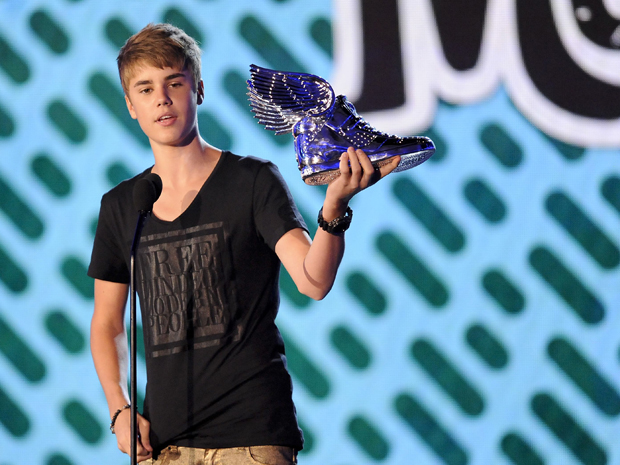 O popstar canadense Justin Bieber recebe estatueta no Do Something Awards, premiação que aconteceu em Los Angeles no domingo (14) (Foto: Reuters)