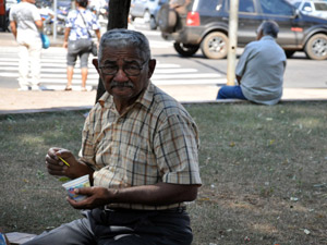 O aposentado Raimundo Pires toma sorvete para amenizar o calor (Foto: Tatiane Queiroz/G1)