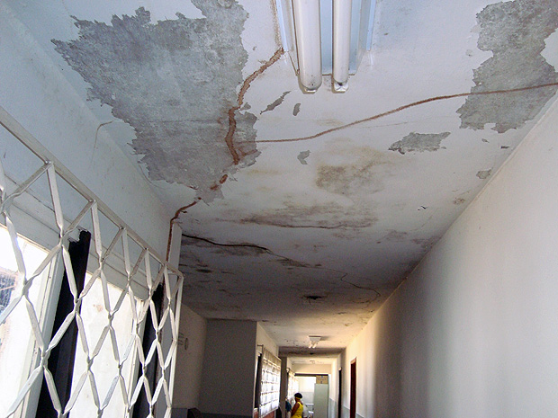 Marcas de infiltrações e rachaduras no teto comprometem a estrutura física do Hospital das Clínicas. (Foto: Divulgação/ CRM)