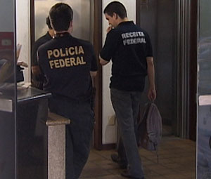 Polícia Federal e Receita fazem operação em centro comercial na Avenida Tancredo Neves, em Salvador (Foto: Reprodução/TV Bahia)