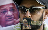 Indianos protestam em apoio a ativista (Ajay Verma/Reuters)