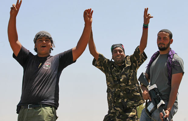 Rebeldes líbios celebram ao entrar na cidade de Zawiyah, no dia 15 (Foto: Bob Strong/Reuters)