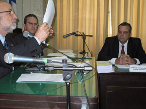 À direita, Alfredo Chrysostomo de Moura, da Vital Engenharia, com os deputados Luiz Paulo (PSDB), à esquerda, e Nilton Salomão  (PT) (Foto: Lilian Quaino/G1)