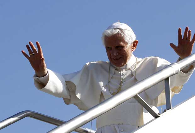 Papa Bento XVI embarca de Roma com destino a Madri, na Espanha (Foto: Reuters)