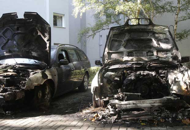 Carros destruídos no bairro de Charlottenburg, em Berlim (Foto: Reuters)