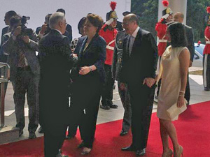 O ex-presidente FHC e o governador Geraldo Alckmin recepcionam Dilma no Palácio dos Bandeirantes (Foto: Roney Domingos / G1)
