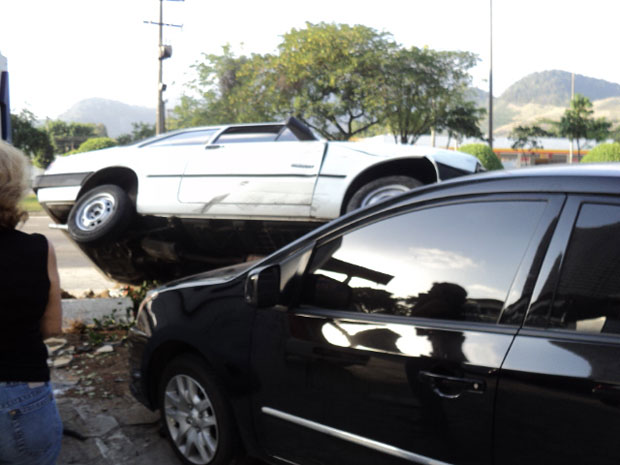 Motorista perdeu o controle do veículo e invadiu estacionamento na Barra da Tijuca, Rio de Janeiro (Foto: Helcio Pereira Mendes de Oliveira/VC no G1)