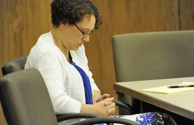Jessica Beagley aparece de cabeça baixa na Corte ao responder as acusações de maus-tratos, no Alasca (Foto: AP)