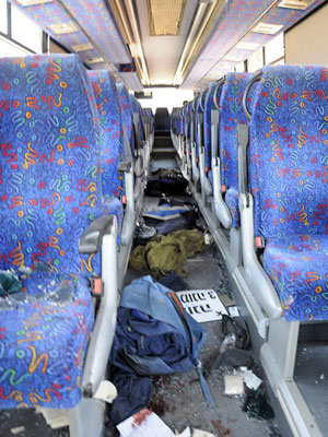 Interior do ônibus atacado, no sul de Israel (Foto: Lior Grundman/Reuters)