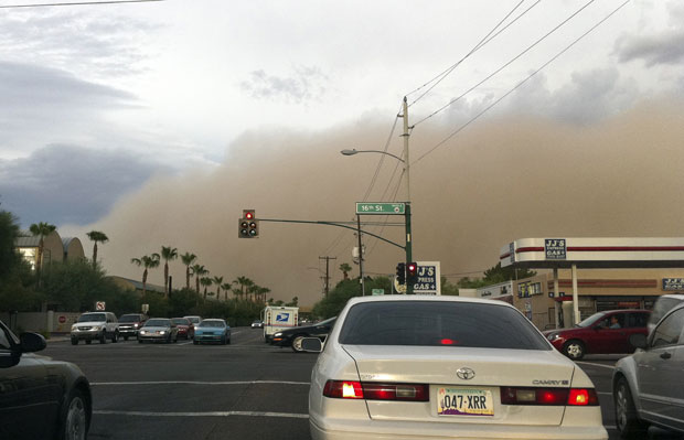 Da rua era possível ver a nuvem de areia se aproximando em Phoenix (Foto: AP)