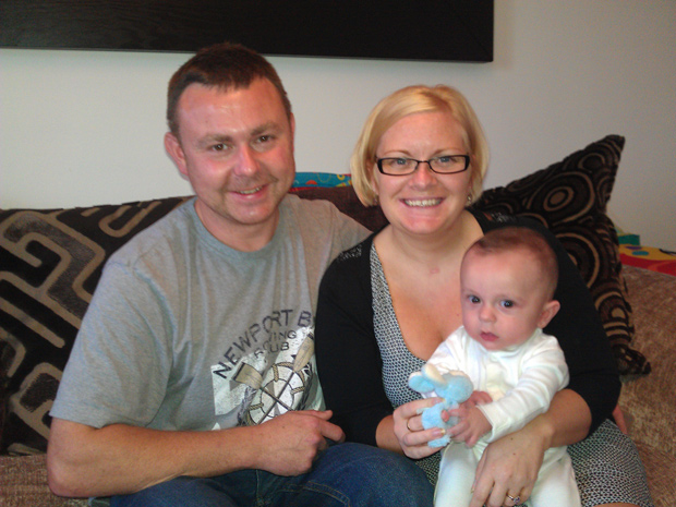 Lisa Boland, com o filho e o marido, após sair do coma no hospital em Glossop. (Foto: BBC)