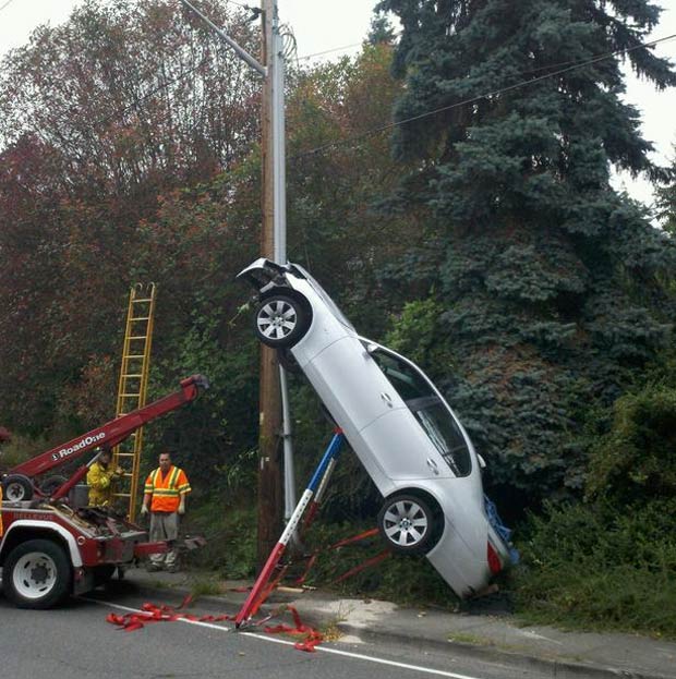 Carro ficou quase na vertical após acidente em Bellevue. (Foto: Reprodução/Bellevue Fire)