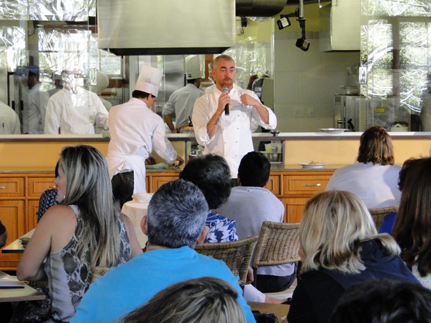 Alex Atala durante a aula no festival de gastronomia (Foto: Pedro Triginelli/G1)