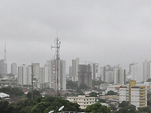A capital amanheceu com chuva fina e céu encoberto (Foto: Denise Soares / G1)