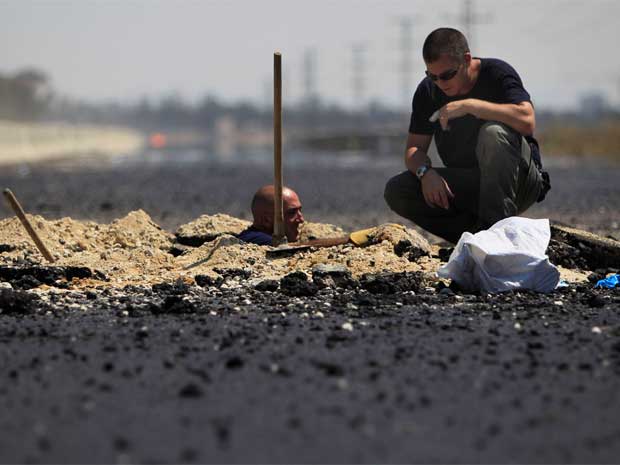 Policiais israelenses inspecionam (Foto: AP)
