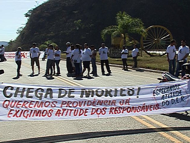 Moradores cobram melhorias nas estradas, em Raposos, na Região Metropolitana de BH. (Foto: Reprodução/TV Globo)