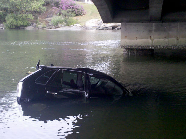 Carro caiu de cima da Ponte de Camburi, em Vitória (Foto: Bruno Faustino/TV Gazeta)