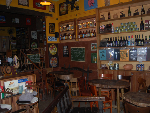 Bar alco de arrastão em SP (Foto: Hélio Torchi/ AE)