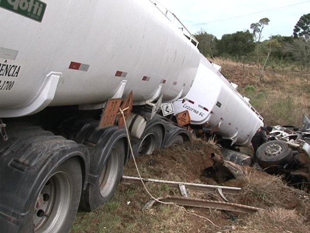 Caminhão envolvido em acidente em Guarapuava (PR) (Foto: Eduardo Andrade/ RPC TV)
