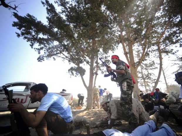 Forças rebeldes na flores de Gadayem, já próximas a Trípoli (Foto: AFP)