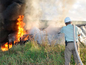 Motorista morre após carreta tombar e pegar fogo na BR-101, diz PRF (Foto: Hugo Santos/Radar64.com)