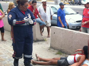 Mulher é espancada em rua de Fortaleza. (Foto: Luana Borba/TV Verdes Mares)