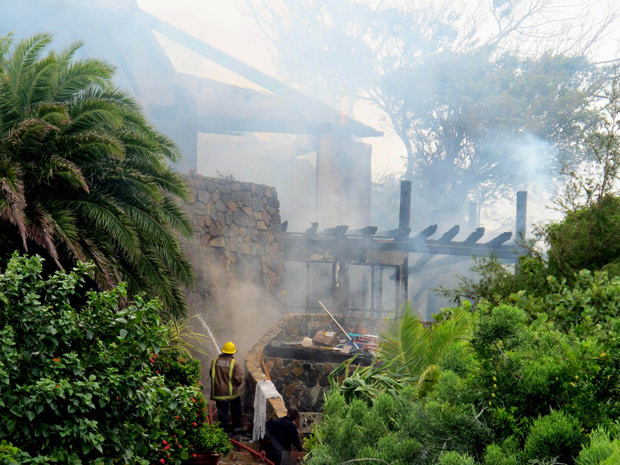 Bombeiros tentam controlar incêndio na casa do empresário inglês Richard Branson (Foto: AP)