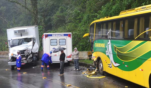 Colisão entre ônibus e três caminhões deixou três feridos no RS (Foto: Roni Rigon/Pioneiro)