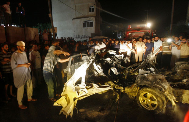 Carro destruído pelo ataque israelense nesta quarta-feira (24) em Rafah, na Faixa de Gaza (Foto: AP)