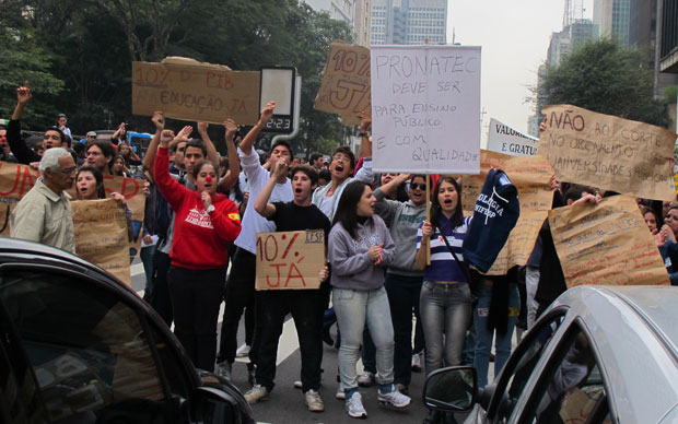 Estudantes e professores fazem apitaço para os motoristas na Avenida Paulista (Foto: Paulo Guilherme/G1)