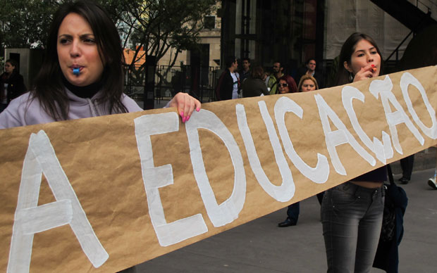 Estudantes exibiram faixas por melhoria na educação (Foto: Paulo Guilherme/G1)
