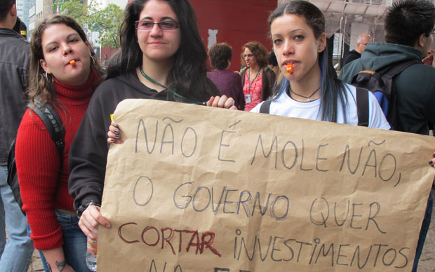 Alunas mostram cartaz com reivindicações (Foto: Paulo Guilherme/G1)