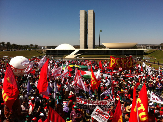 Macha de movimentos sociais na Esplanada dos Ministérios, em Brasília. Segundo a organização, cerca de 20 mil pessoas participam da manifestação, que reúne 15 movimentos sociais, entre eles MST, Conlutas, associações de estudantes e de servidores. A Políc (Foto: G1)