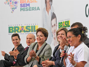 Ao lado de ministros, a presidente Dilma Rousseff lança o Programa Nacional de Microcrédito, em Brasília (Foto: Roberto Stuckert Filho/PR)